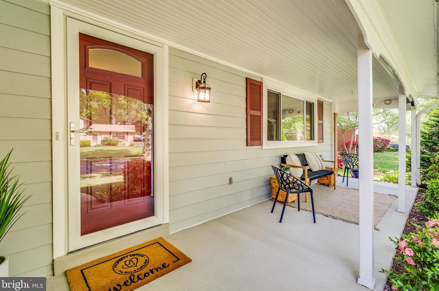 4923 Wheatstone Dr, Fairfax, VA 22032-2345