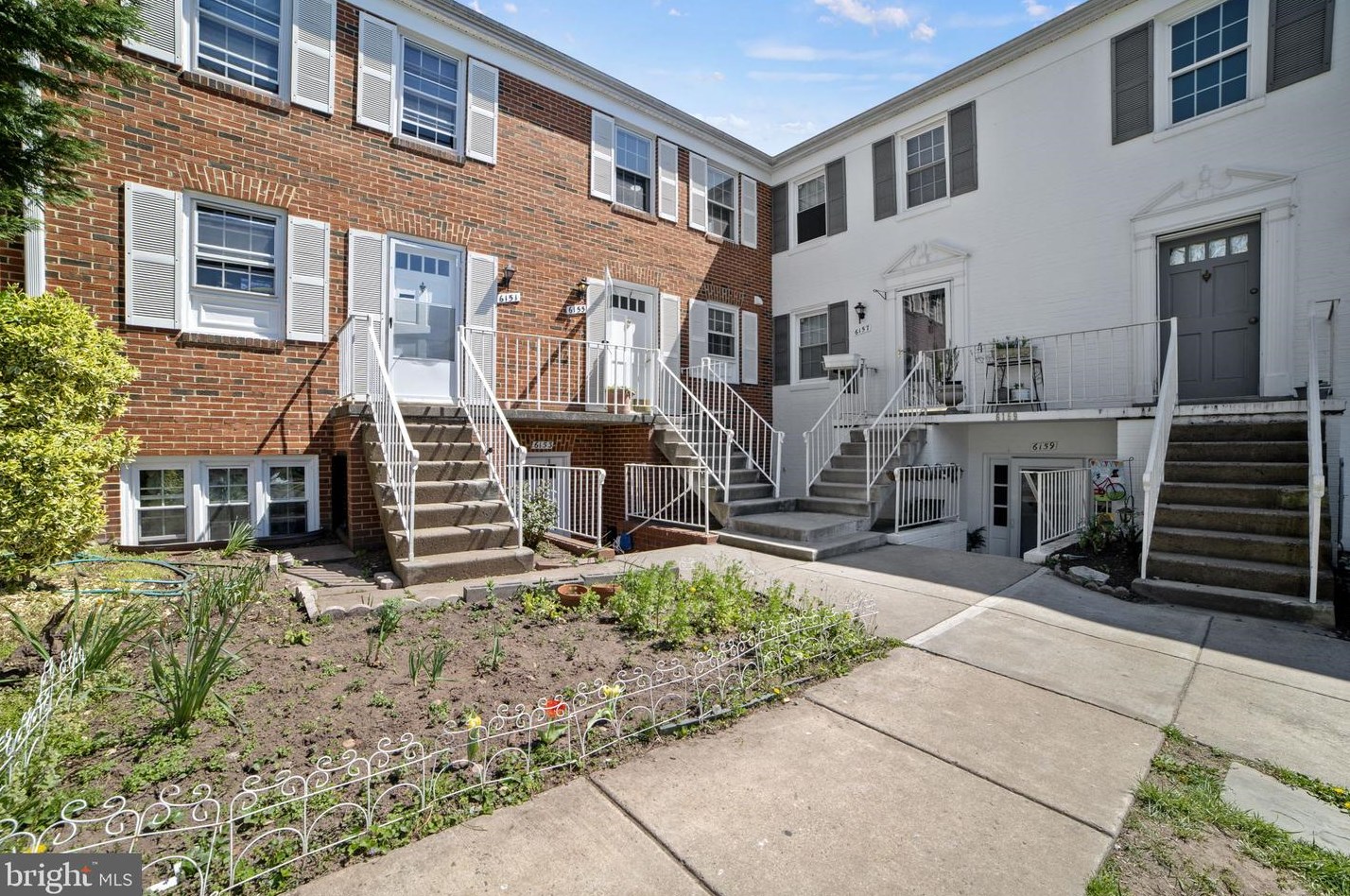 6155 Strasburg Dr, Centreville, VA 20121-2241