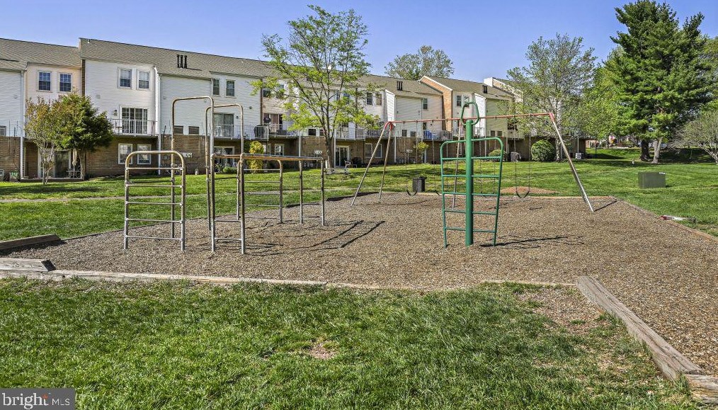 14466 Golden Oak Rd, Centreville VA  20121-2249 exterior