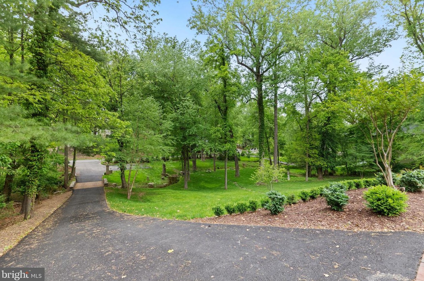 8751 Brook Rd, Mc Lean VA  22102-1507 exterior