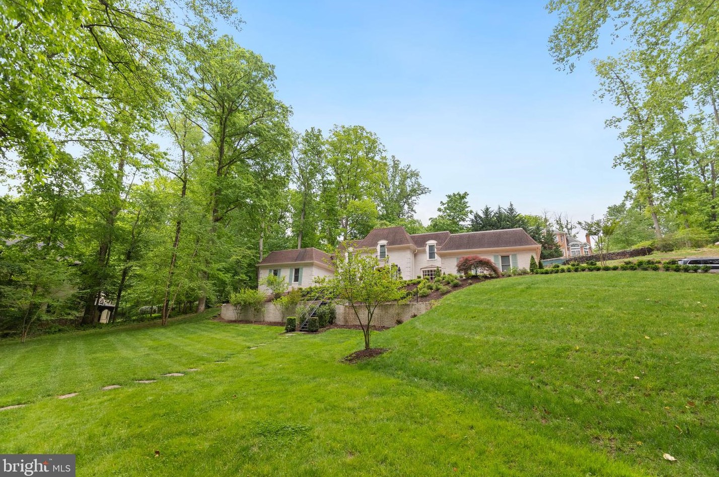 8751 Brook Rd, Mc Lean VA  22102-1507 exterior