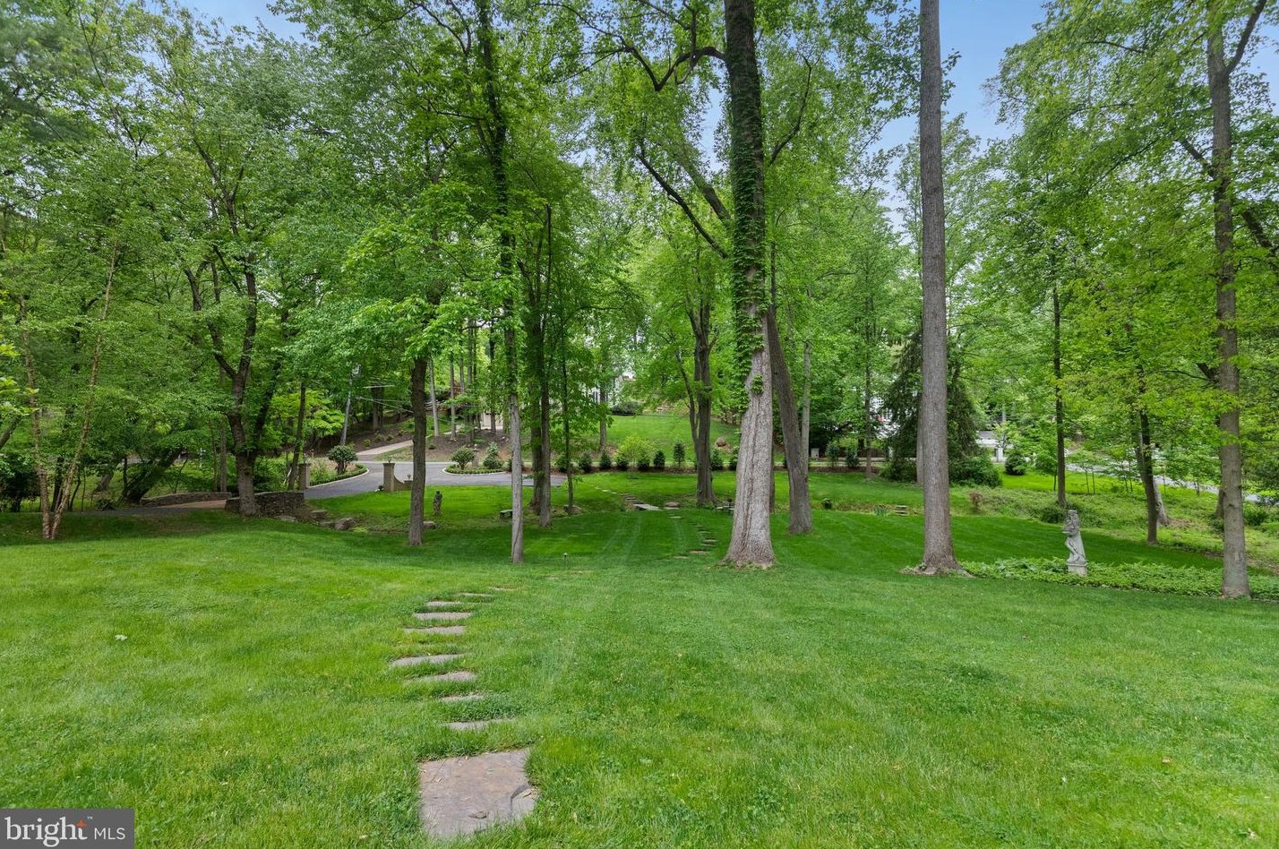 8751 Brook Rd, Mc Lean VA  22102-1507 exterior