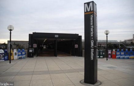 2923 Vlg Spg Ln, Vienna VA 22181-6112 exterior