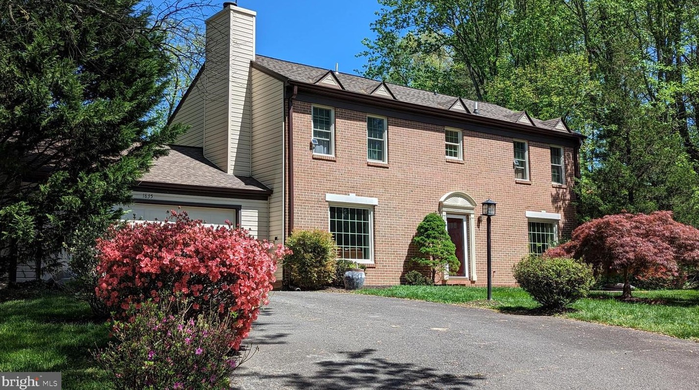 1835 Batten Hollow Rd, Vienna VA  22182-1915 exterior