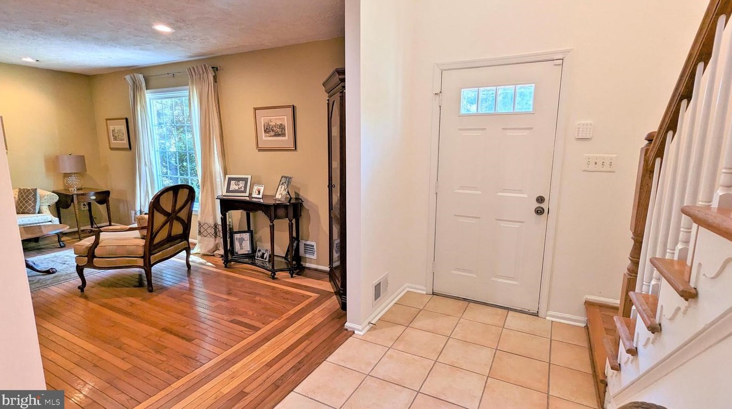 1835 Batten Hollow Rd, Vienna VA  22182-1915 exterior