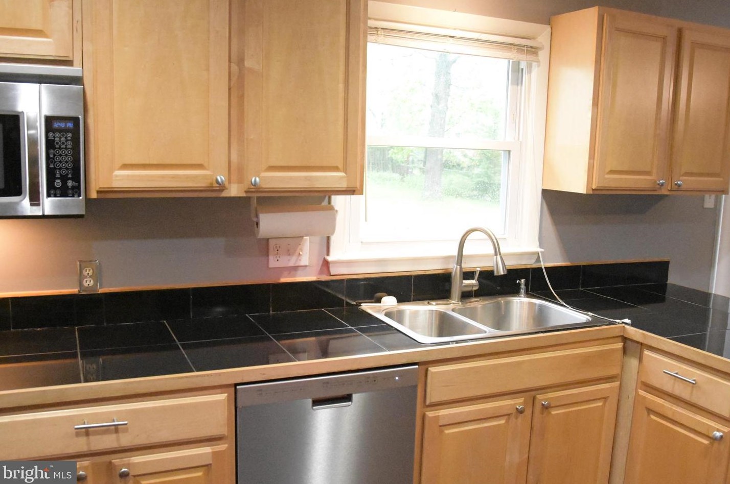 936 Longfellow Ct, Herndon, VA 20170