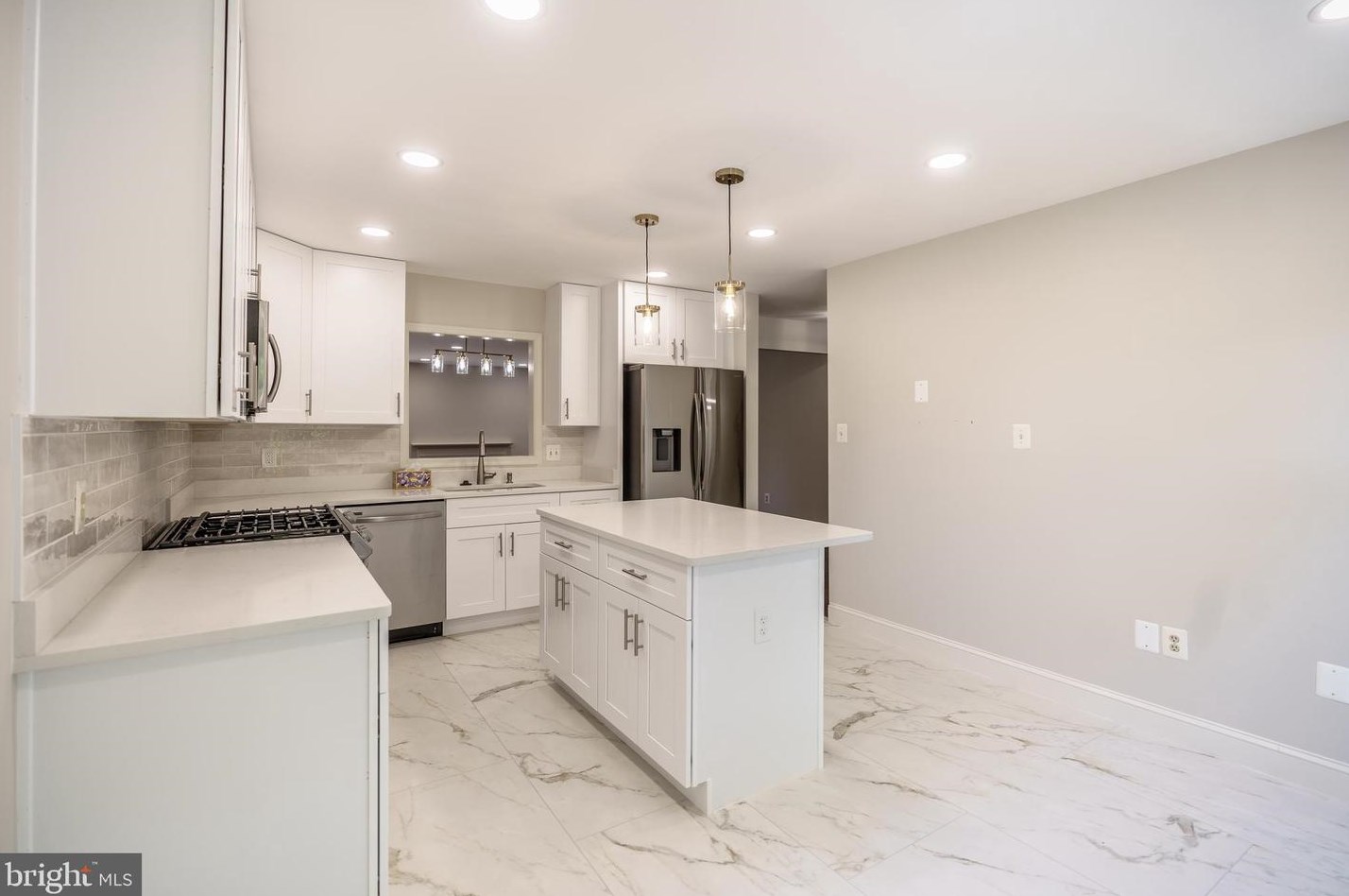 4927 Carriagepark Rd, Fairfax, VA 22032-2370