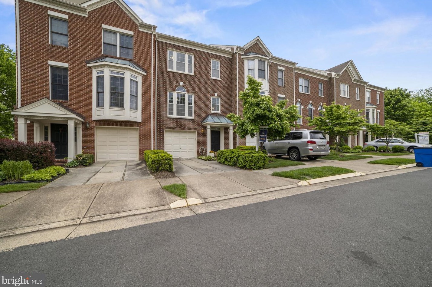 4108 Kentmere Sq, Fairfax, VA 22030-6061