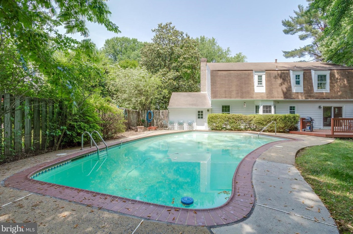 8403 Stone Gate Dr, Annandale, VA 22003