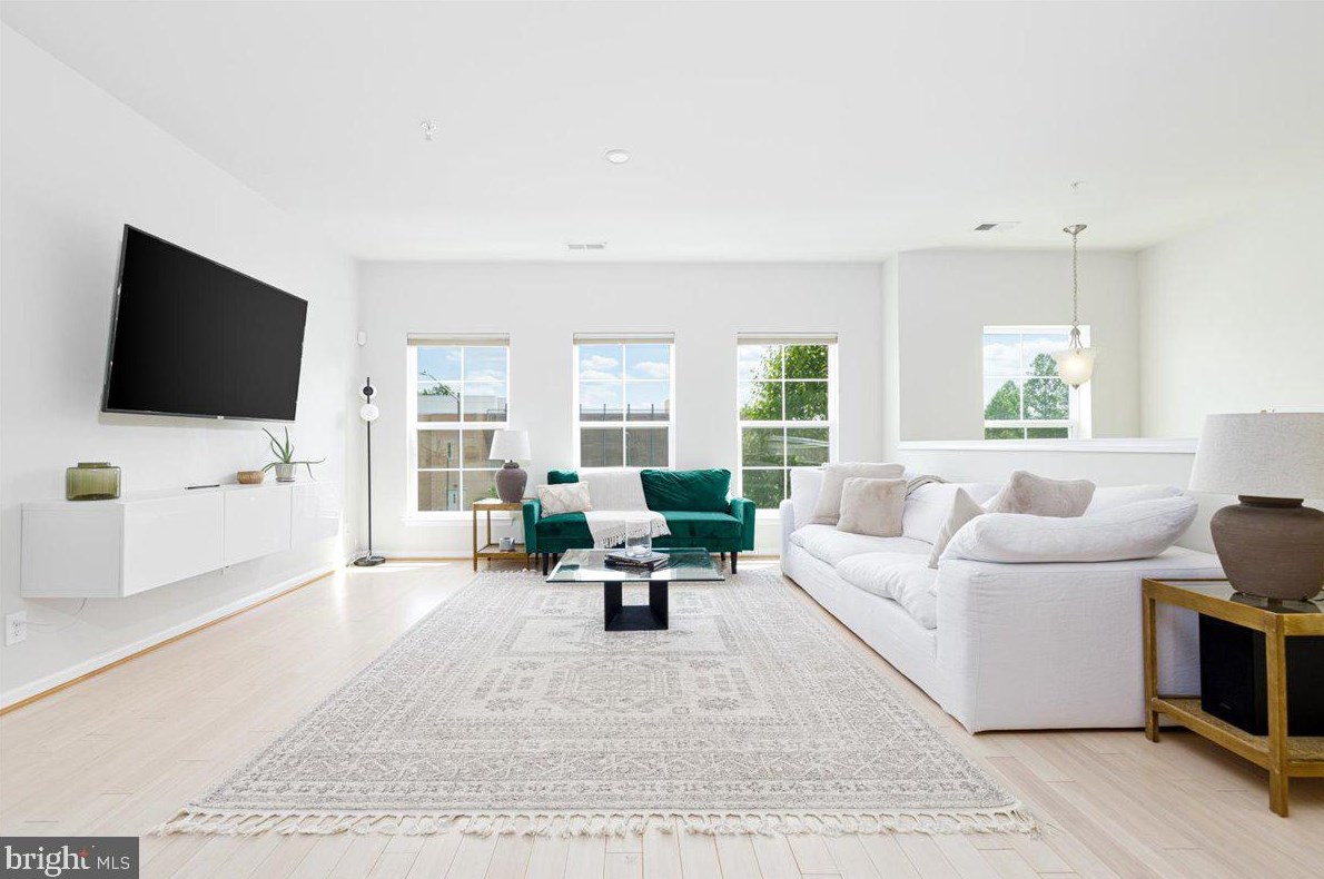 3056 Rittenhouse Cir, Fairfax, VA 22031-6206