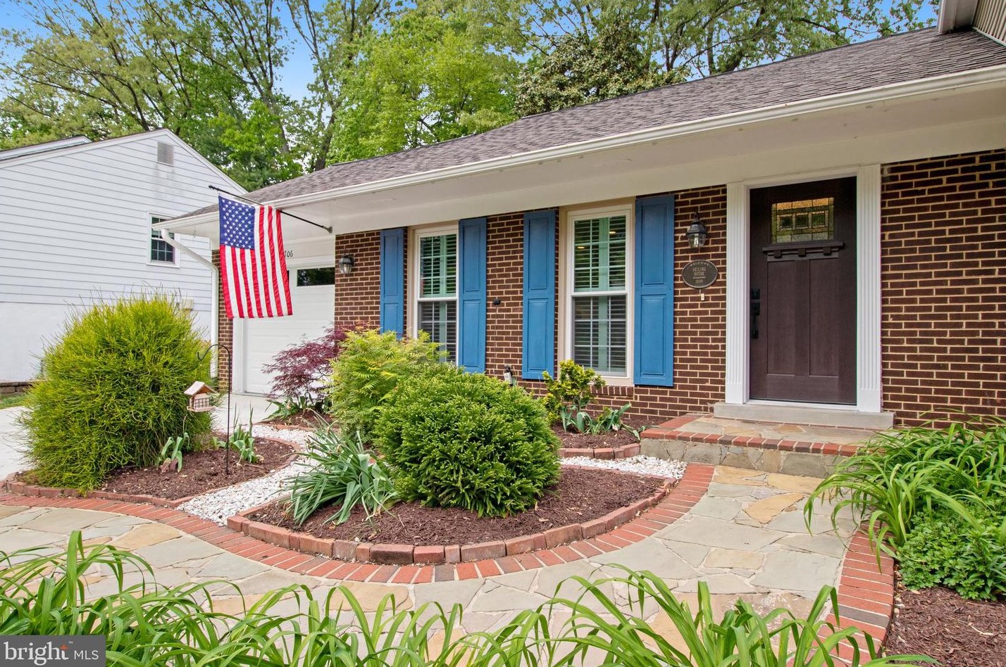 10706 Rippon Lodge Dr, Fairfax, VA 22032-2926
