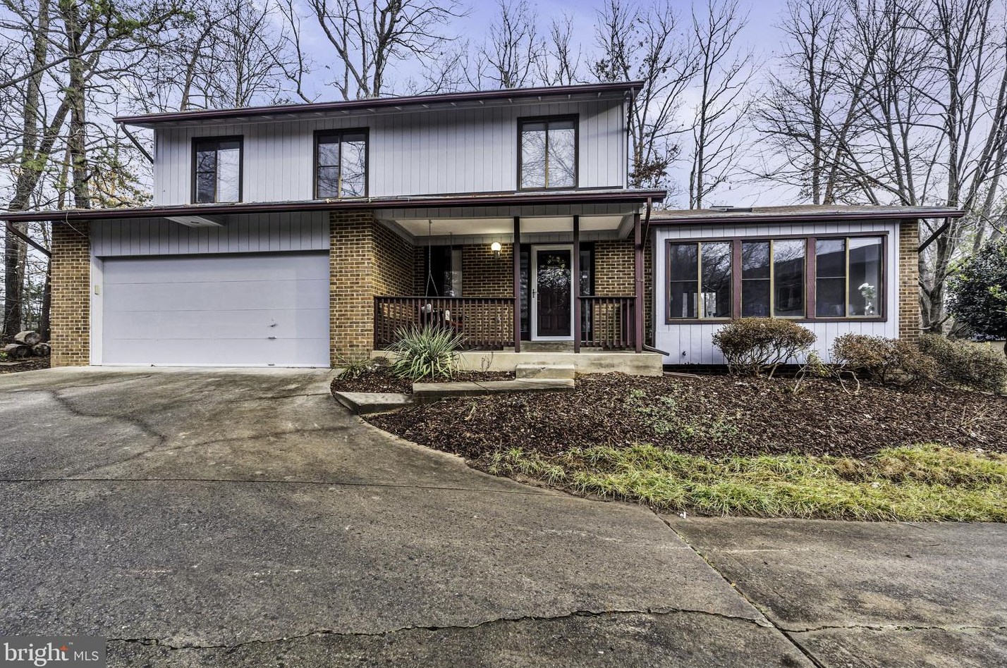 10422 Woodbury Woods Ct, Fairfax, VA 22032