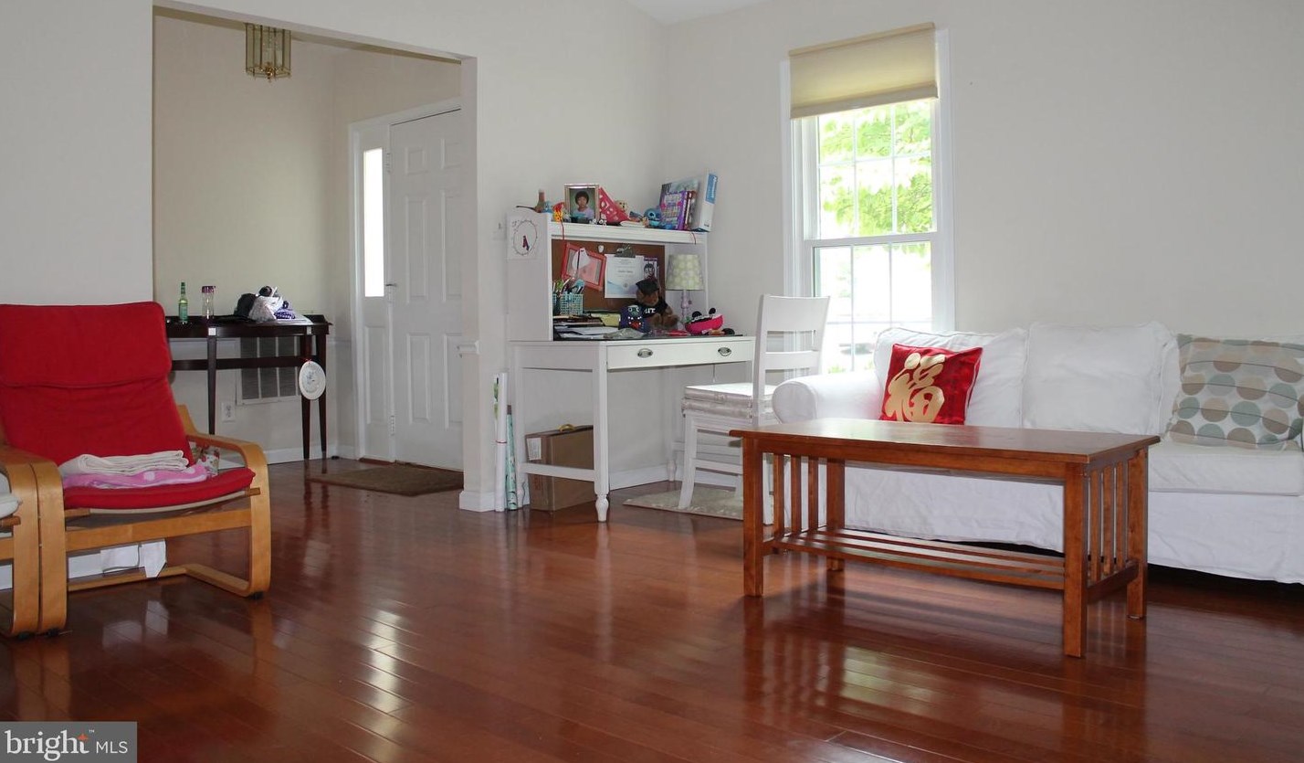 13028 New Parkland Dr, Herndon, VA 20171