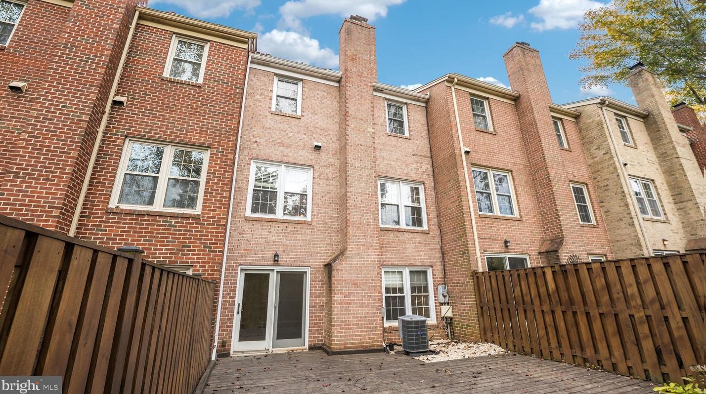 10323 Emerald Rock Dr, Vienna VA  22124-2705 exterior