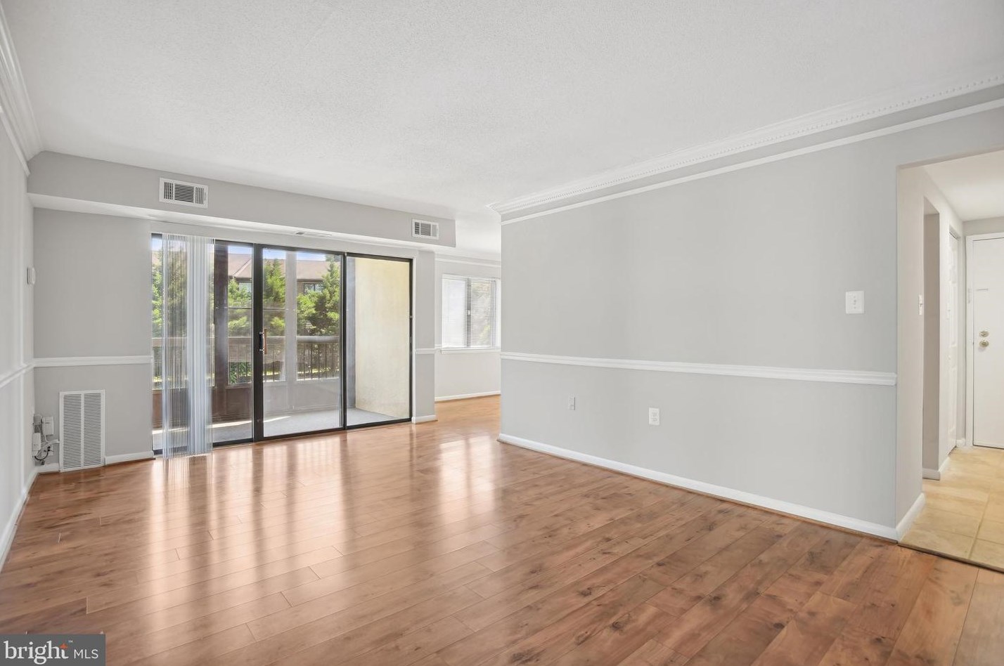 609 Center St #104, Herndon, VA 20170
