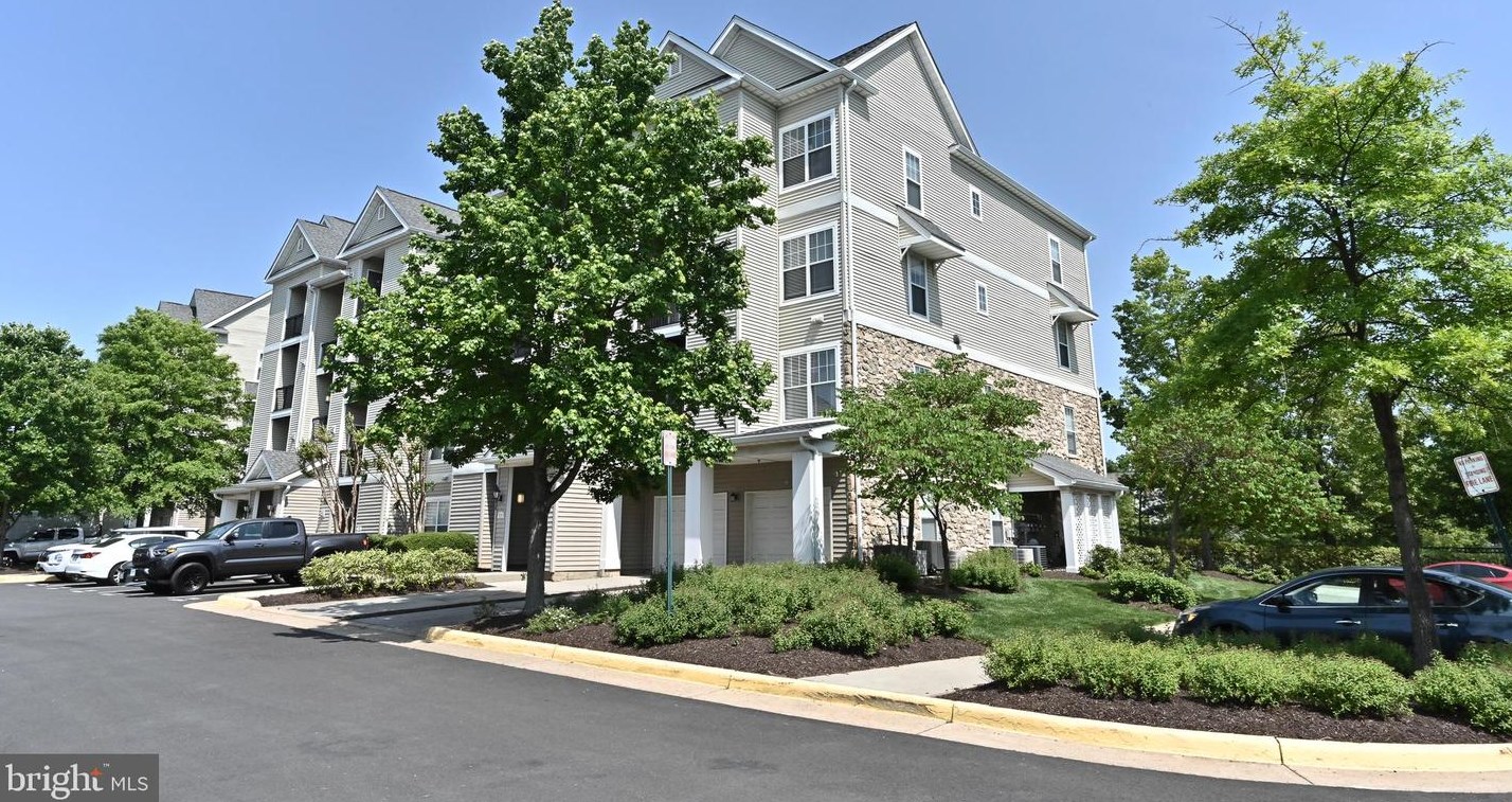 5123 Travis Edward Way #i, Centreville, VA