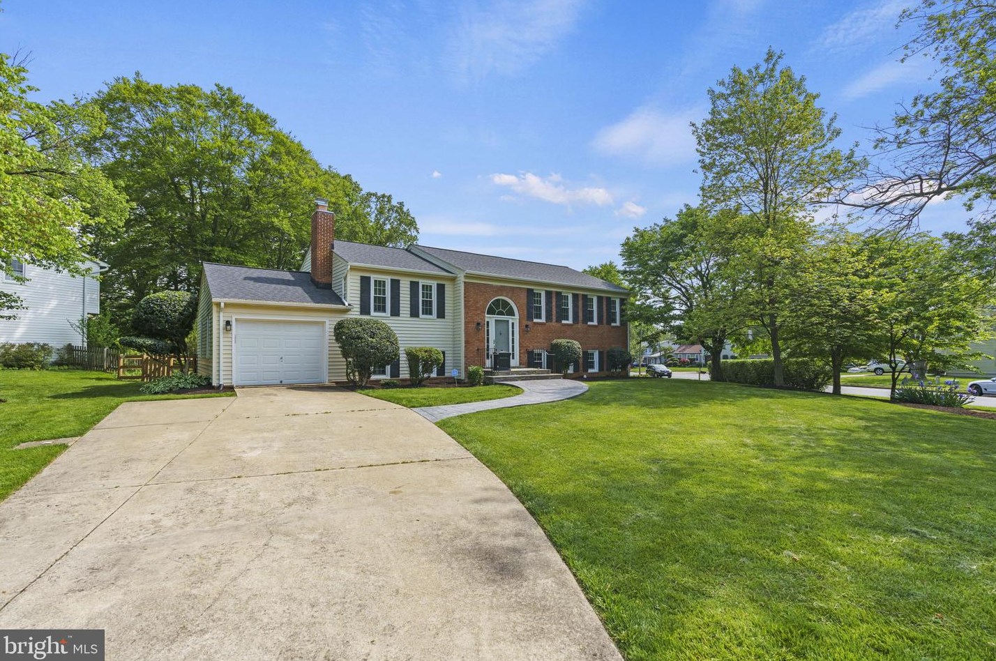 7913 Lake Pleasant Dr, Springfield, VA 22153