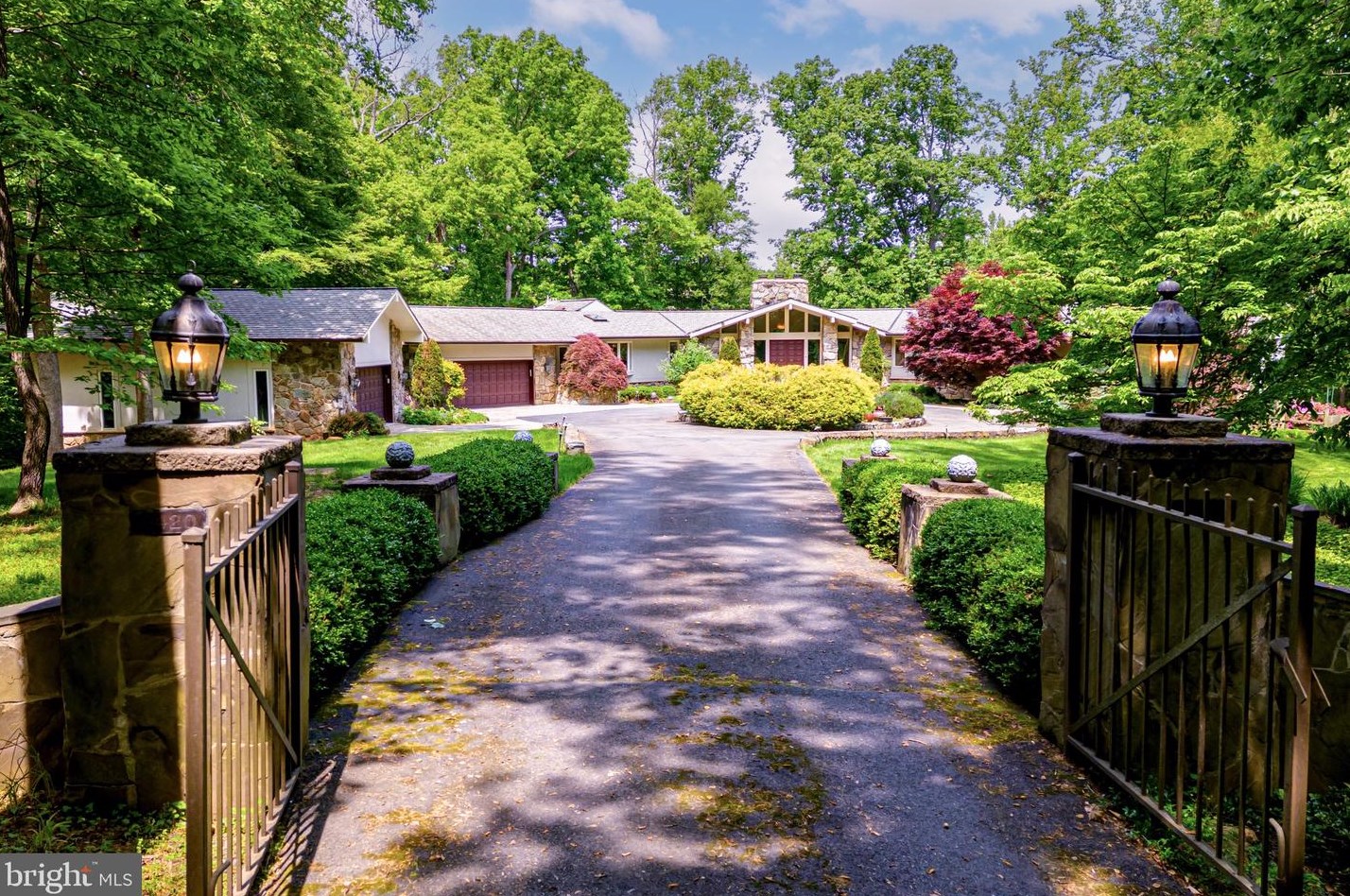 9420 Piscataway Ln, Great Falls, VA 22066