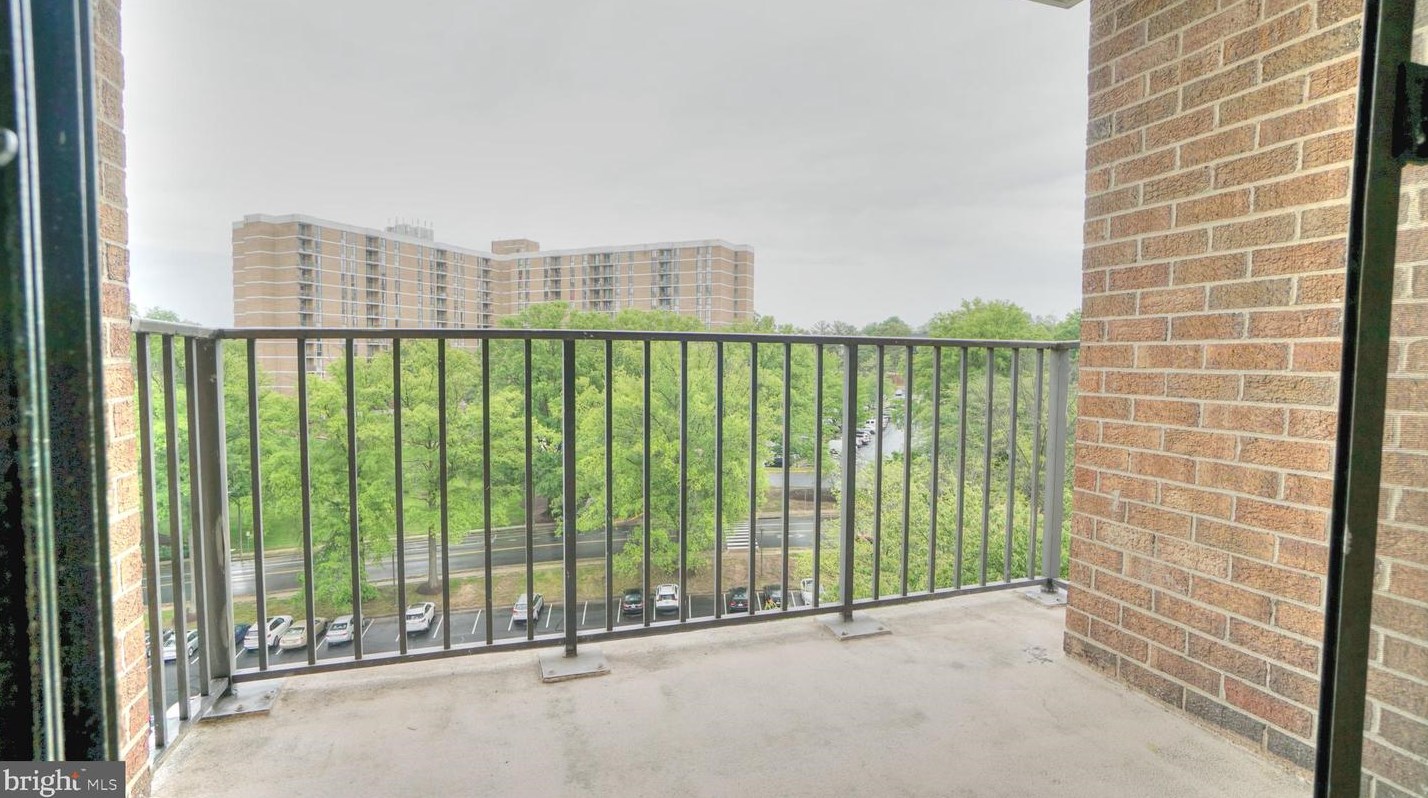 2300 Pimmit Dr #915, Falls Church, VA 22043