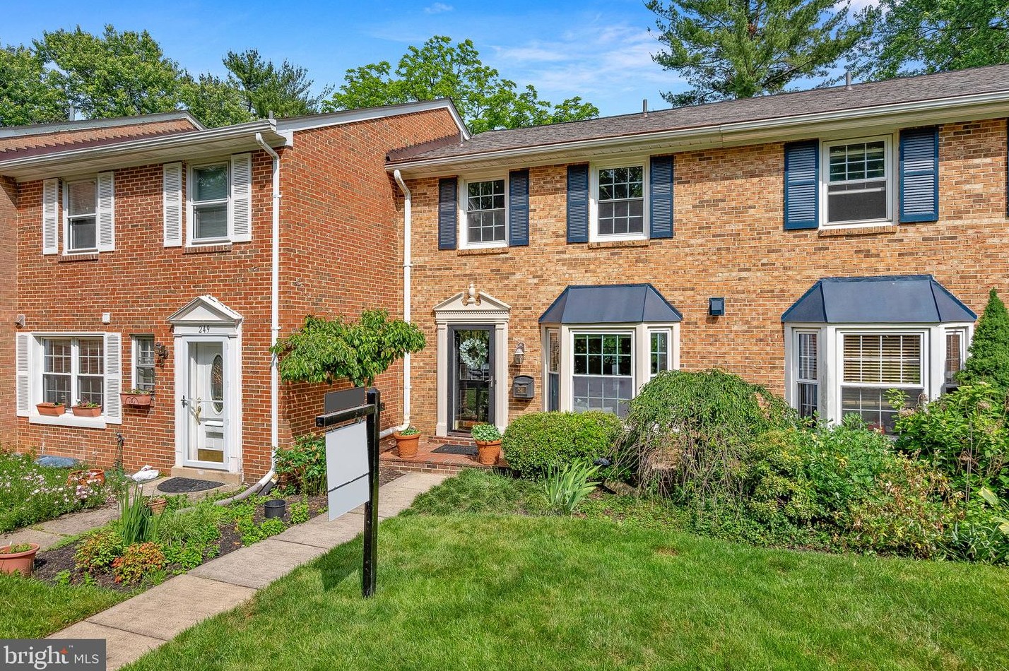 247 Commons Dr Nw, Vienna, VA 22180