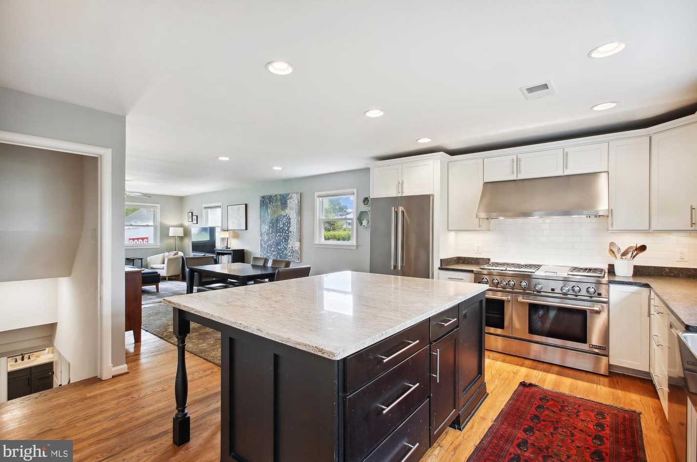 124 Moore Ave, Vienna VA  22180-5842 exterior