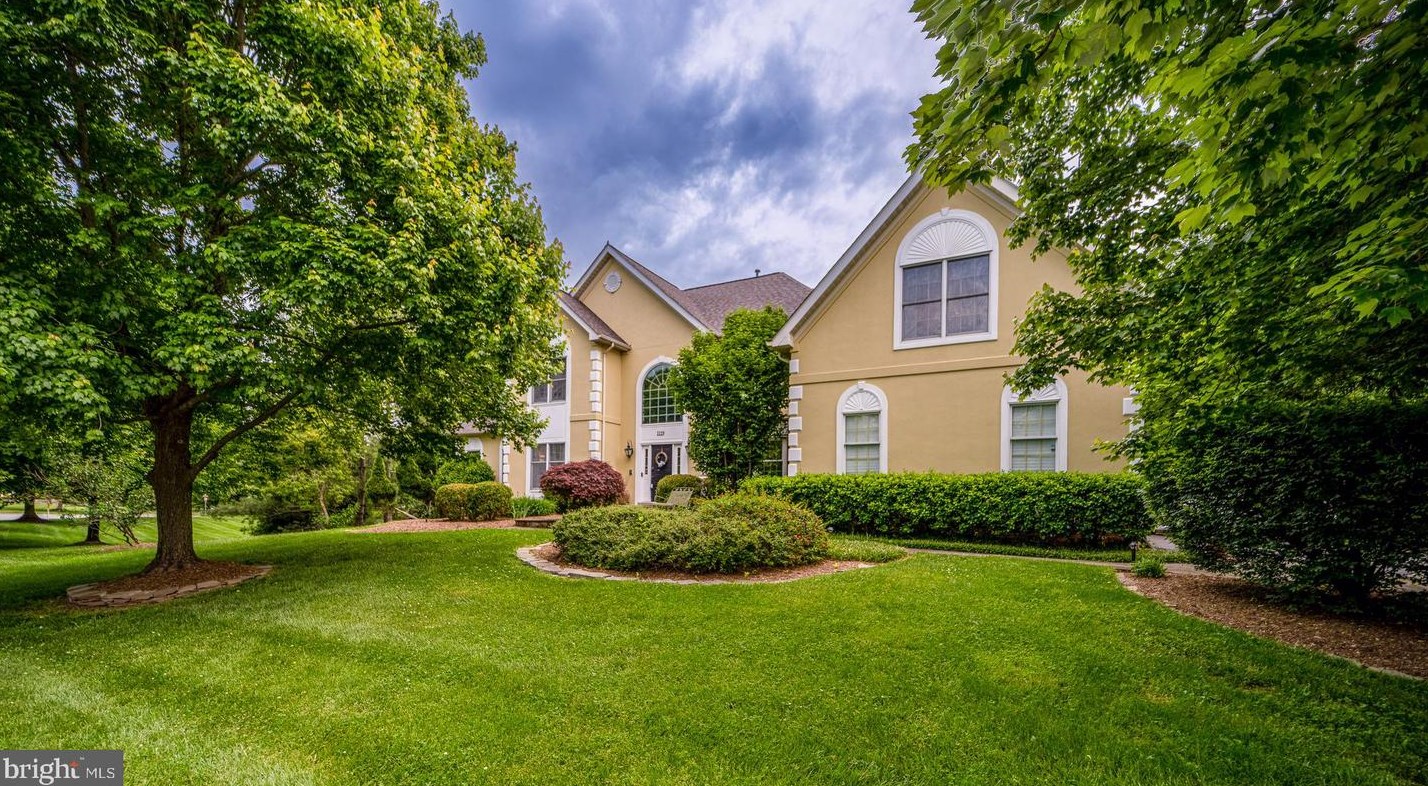 1115 Amanda Dr, Great Falls, VA 22066