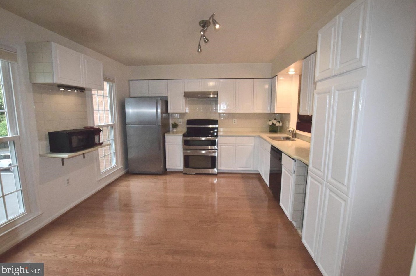 8581 Raglan Rd, Vienna, VA 22182