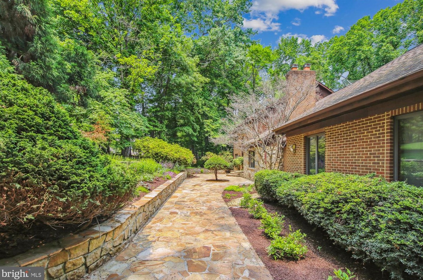 2211 Halcyon Ln, Vienna, VA 22181-3042