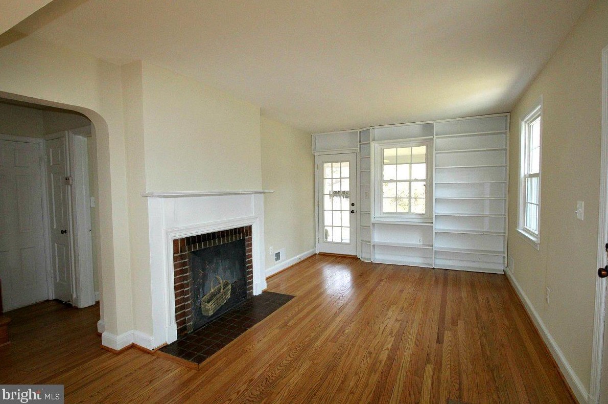 2120 Grayson Pl, Falls Church, VA 22043