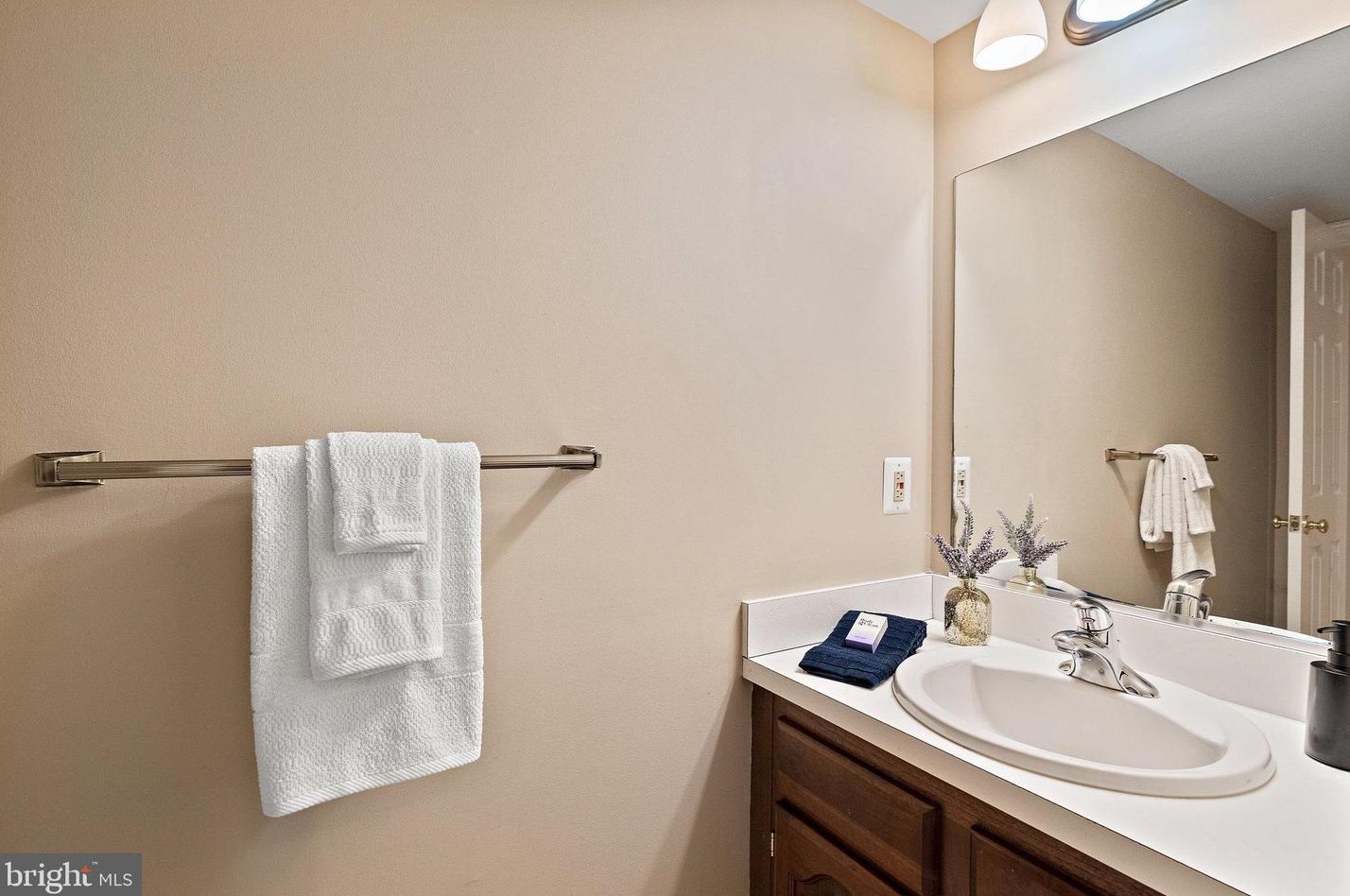 2098 Kedge Dr, Vienna VA 22181-3211 exterior