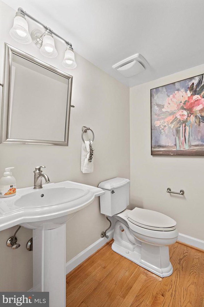 2098 Kedge Dr, Vienna VA 22181-3211 exterior