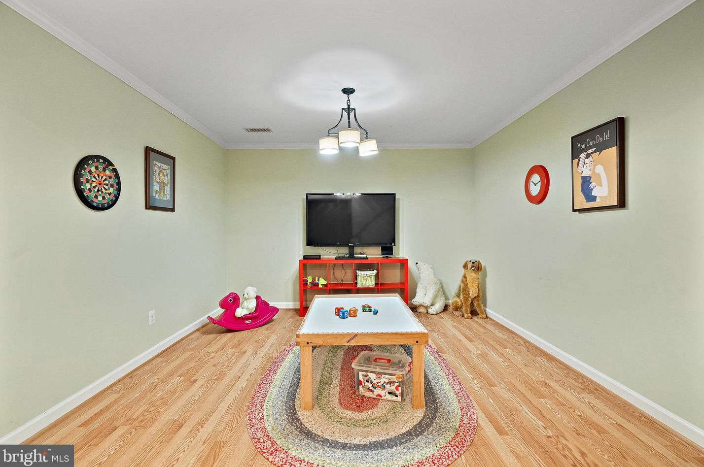 2098 Kedge Dr, Vienna VA 22181-3211 exterior