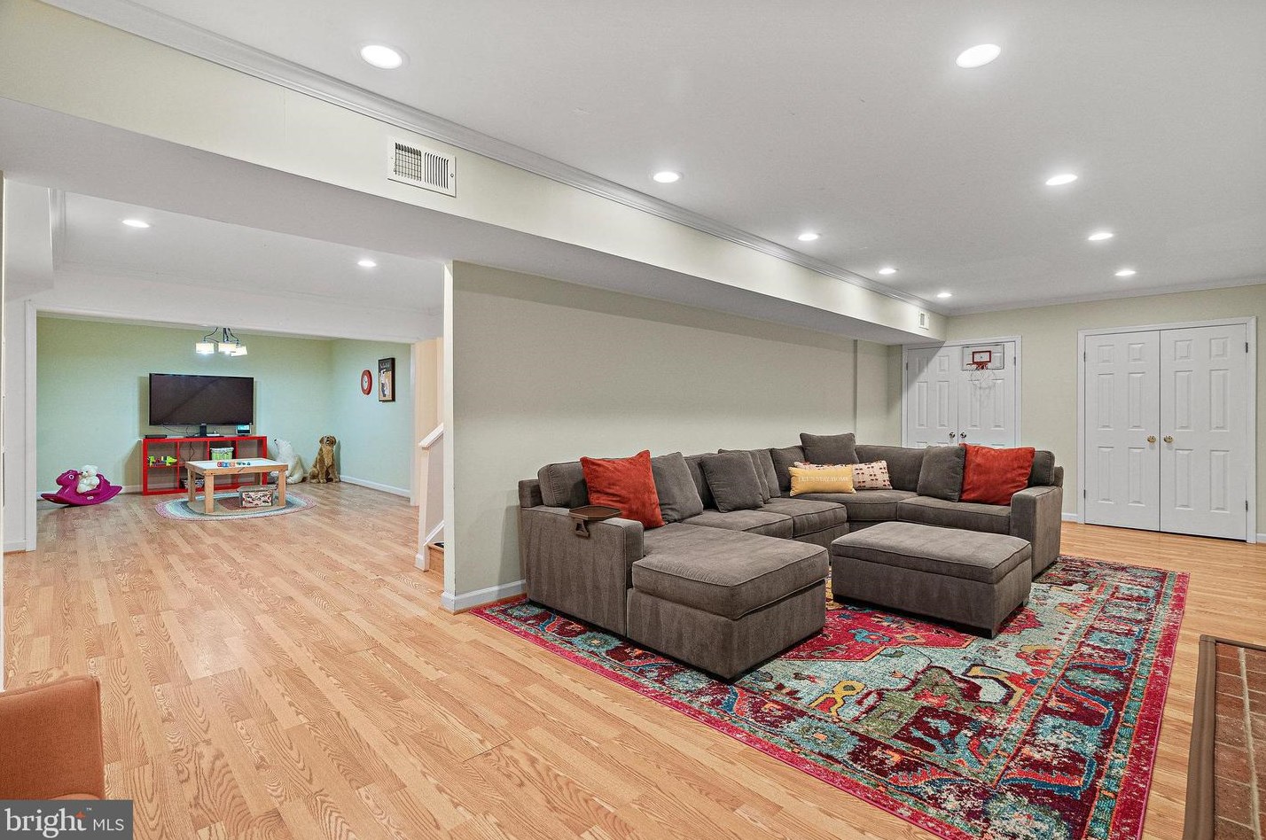 2098 Kedge Dr, Vienna VA 22181-3211 exterior