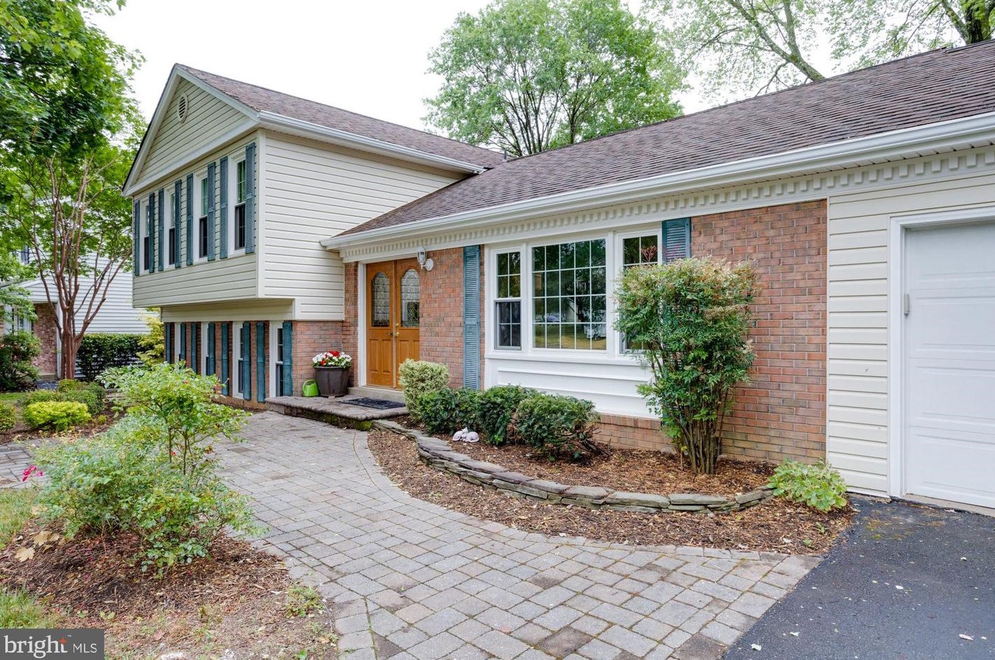 8104 Edinburgh Dr, Springfield, VA 22153