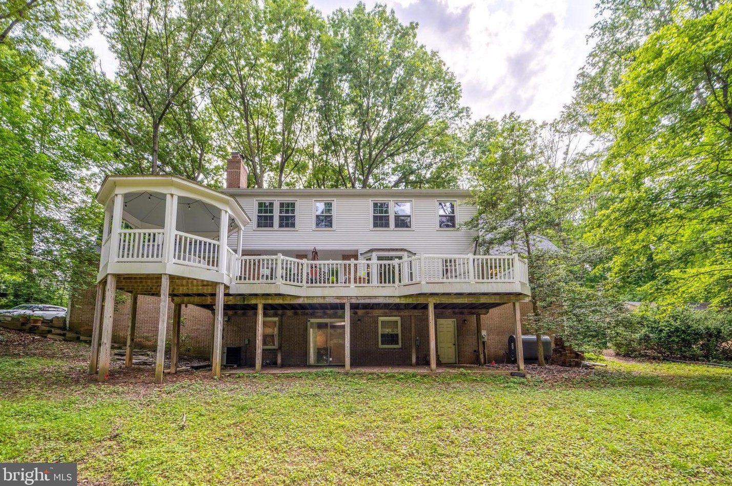 10716 Meadowood Dr, Vienna VA  22181-2832 exterior