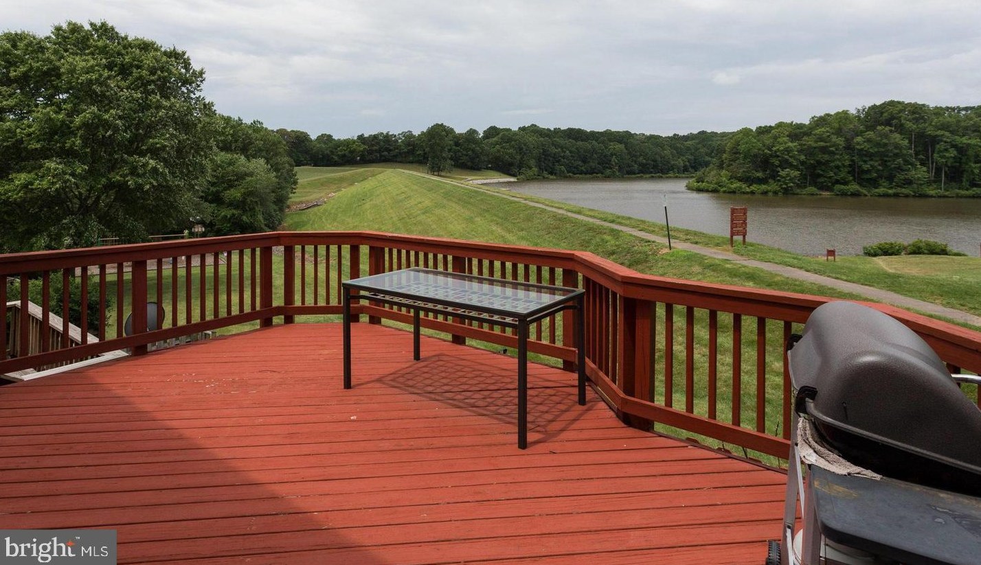 9902 Lakepointe Dr, Springfield, VA 22015