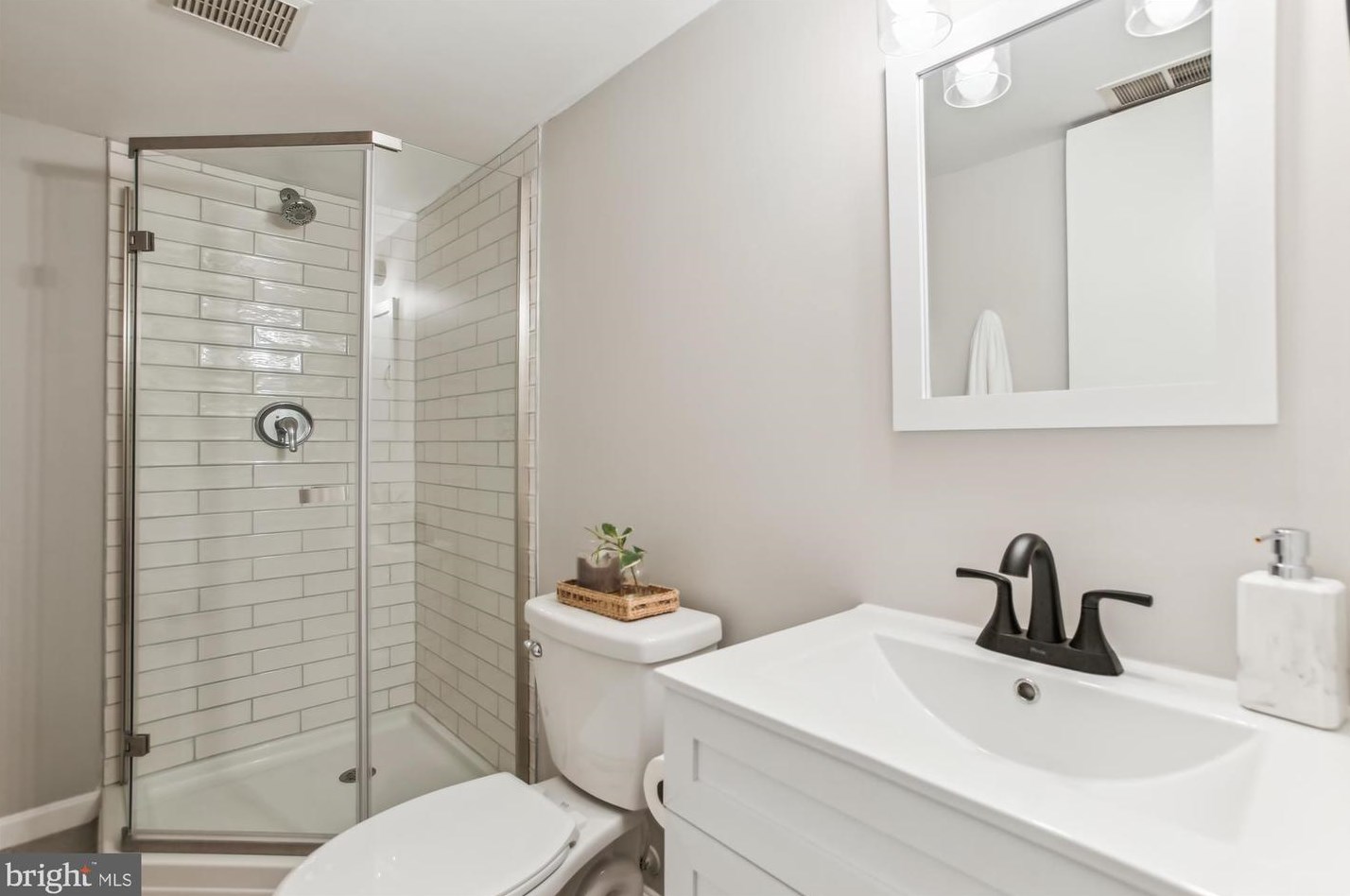 2820 Andiron Ln, Vienna VA 22180-7001 exterior