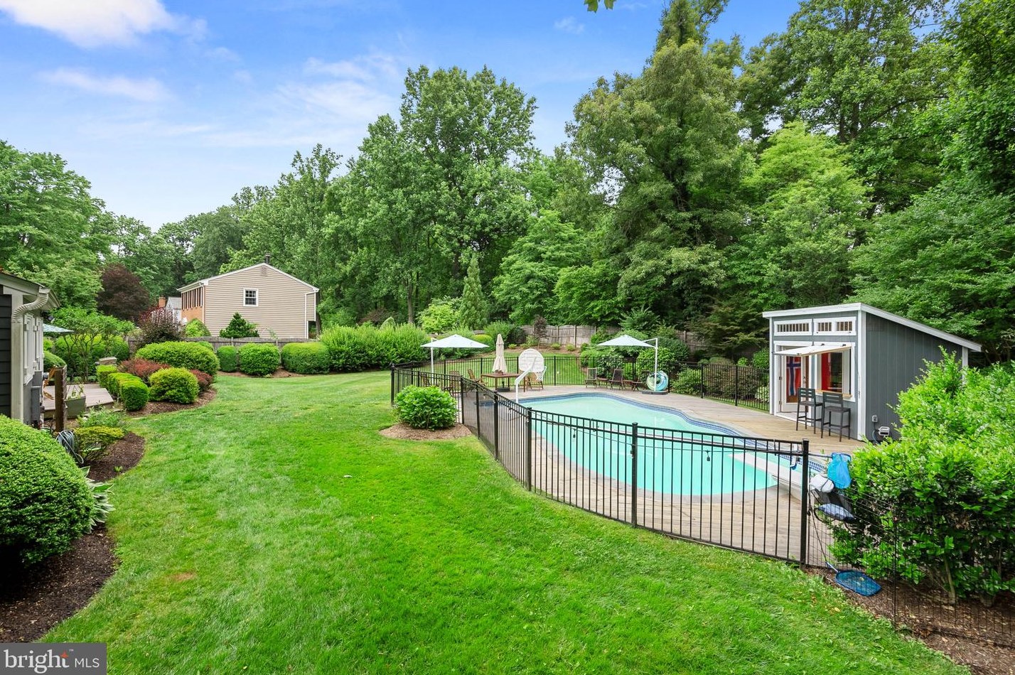 10394 Adel Rd, Vienna, VA 22124