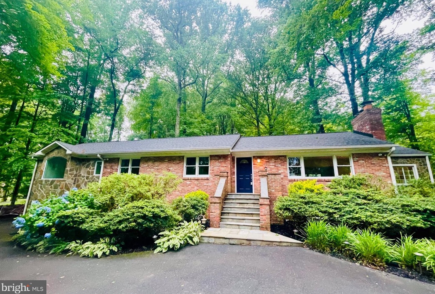 8949 Glenbrook Rd, Fairfax, VA 22031-2728