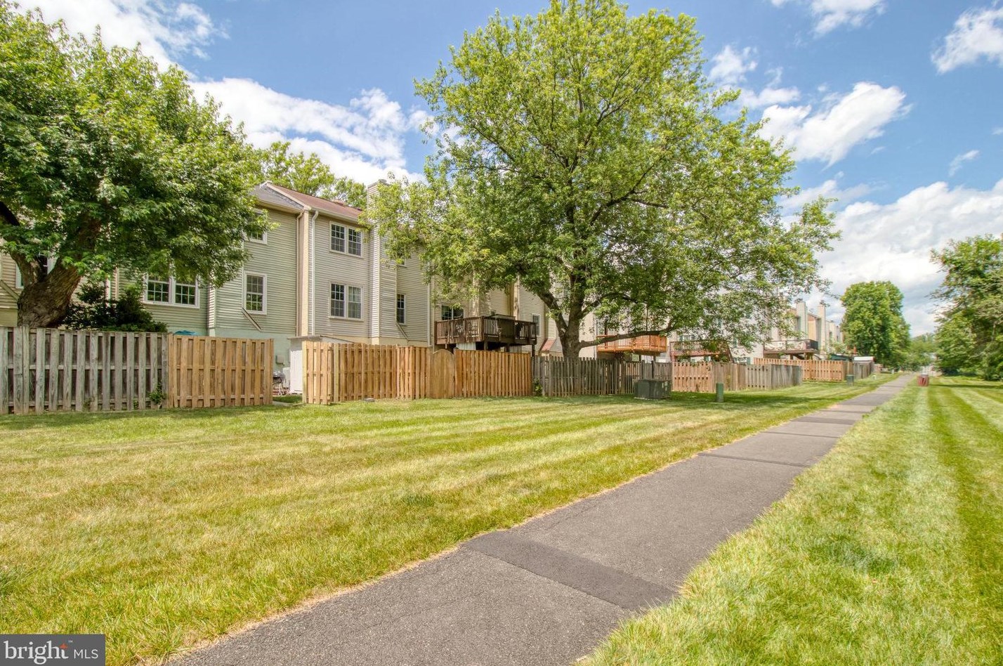 2821 Knollside Ln, Vienna VA 22180-7002 exterior