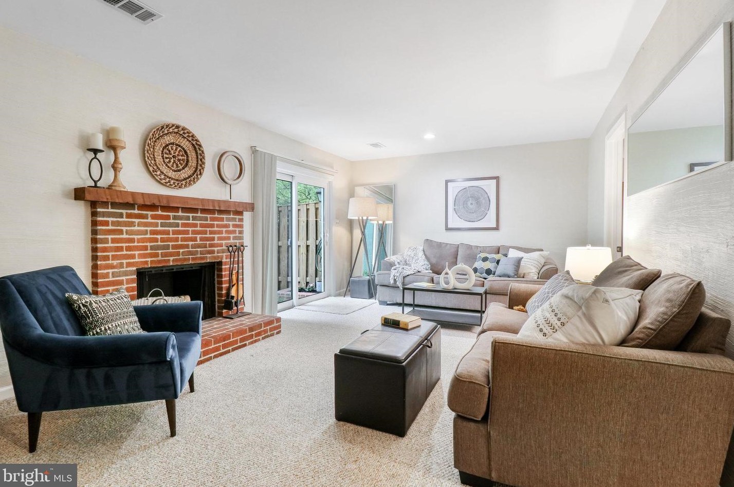 2821 Knollside Ln, Vienna VA 22180-7002 exterior