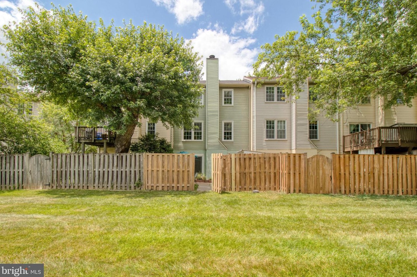 2821 Knollside Ln, Vienna VA 22180-7002 exterior