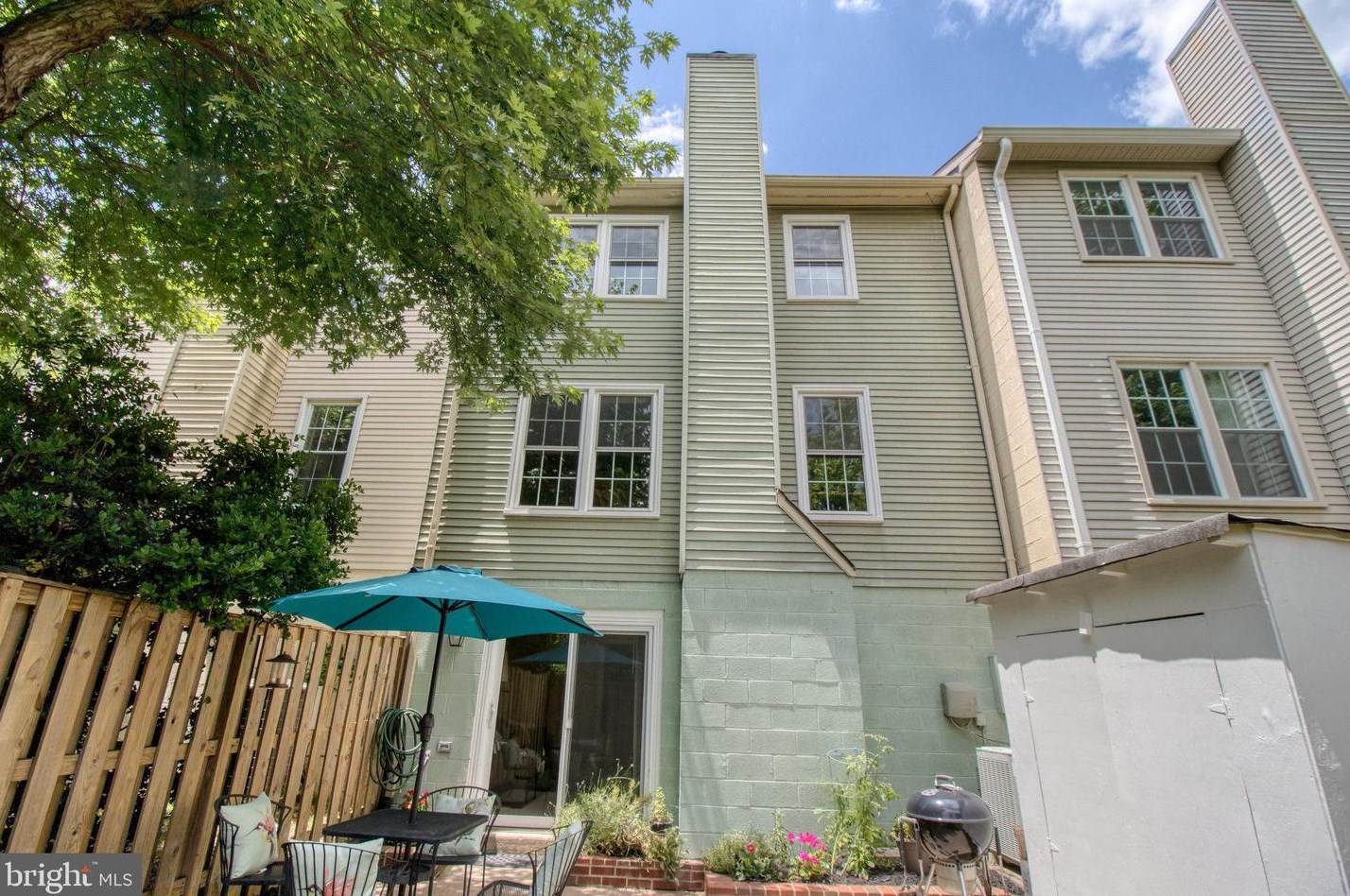 2821 Knollside Ln, Vienna VA 22180-7002 exterior