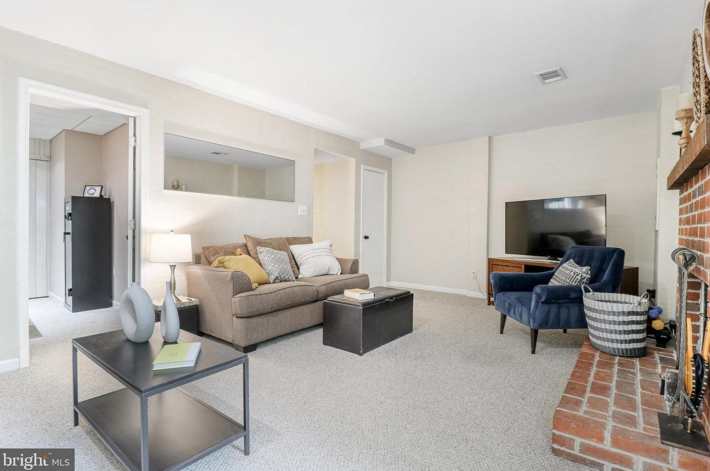 2821 Knollside Ln, Vienna VA 22180-7002 exterior