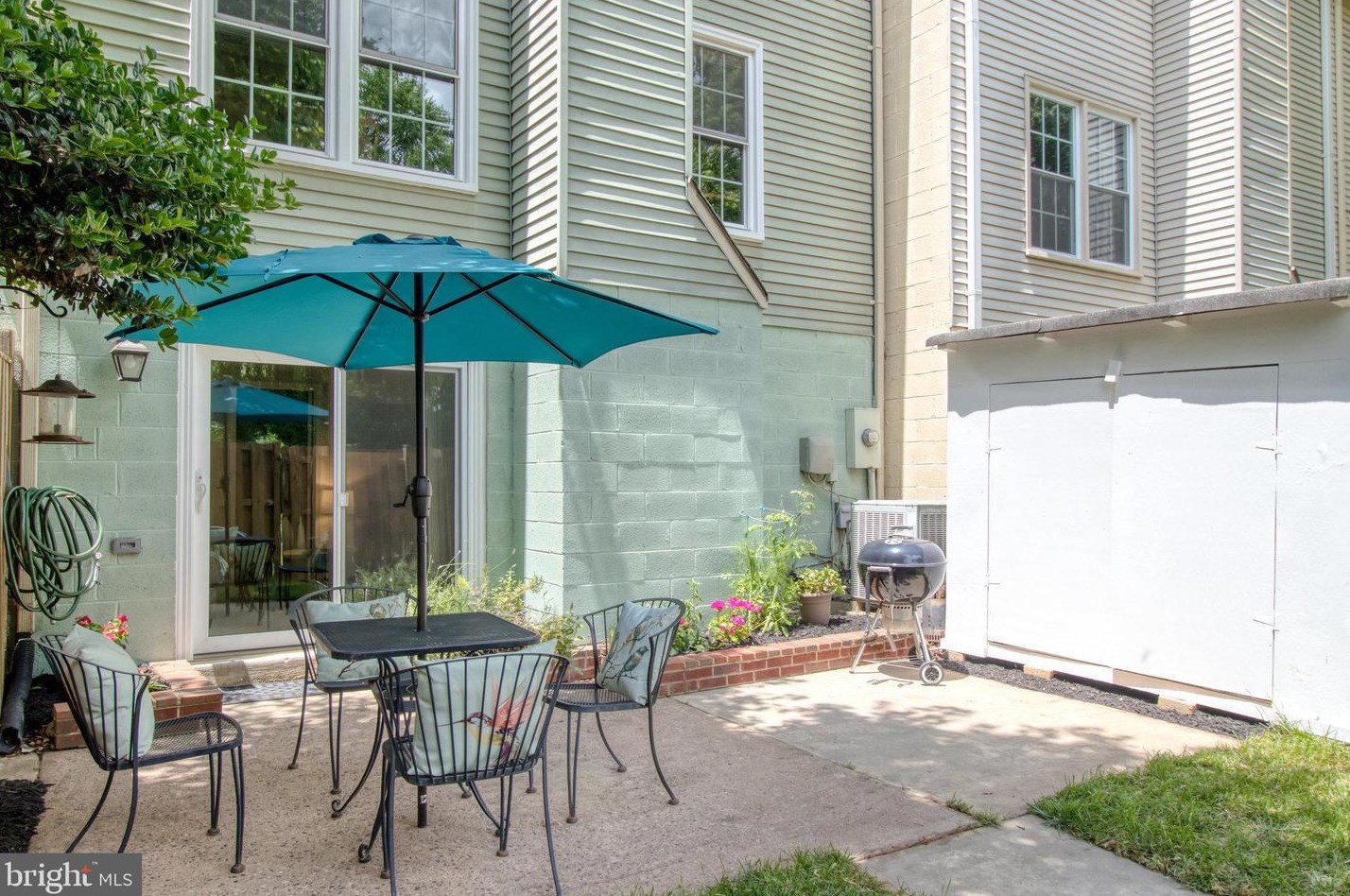 2821 Knollside Ln, Vienna VA 22180-7002 exterior