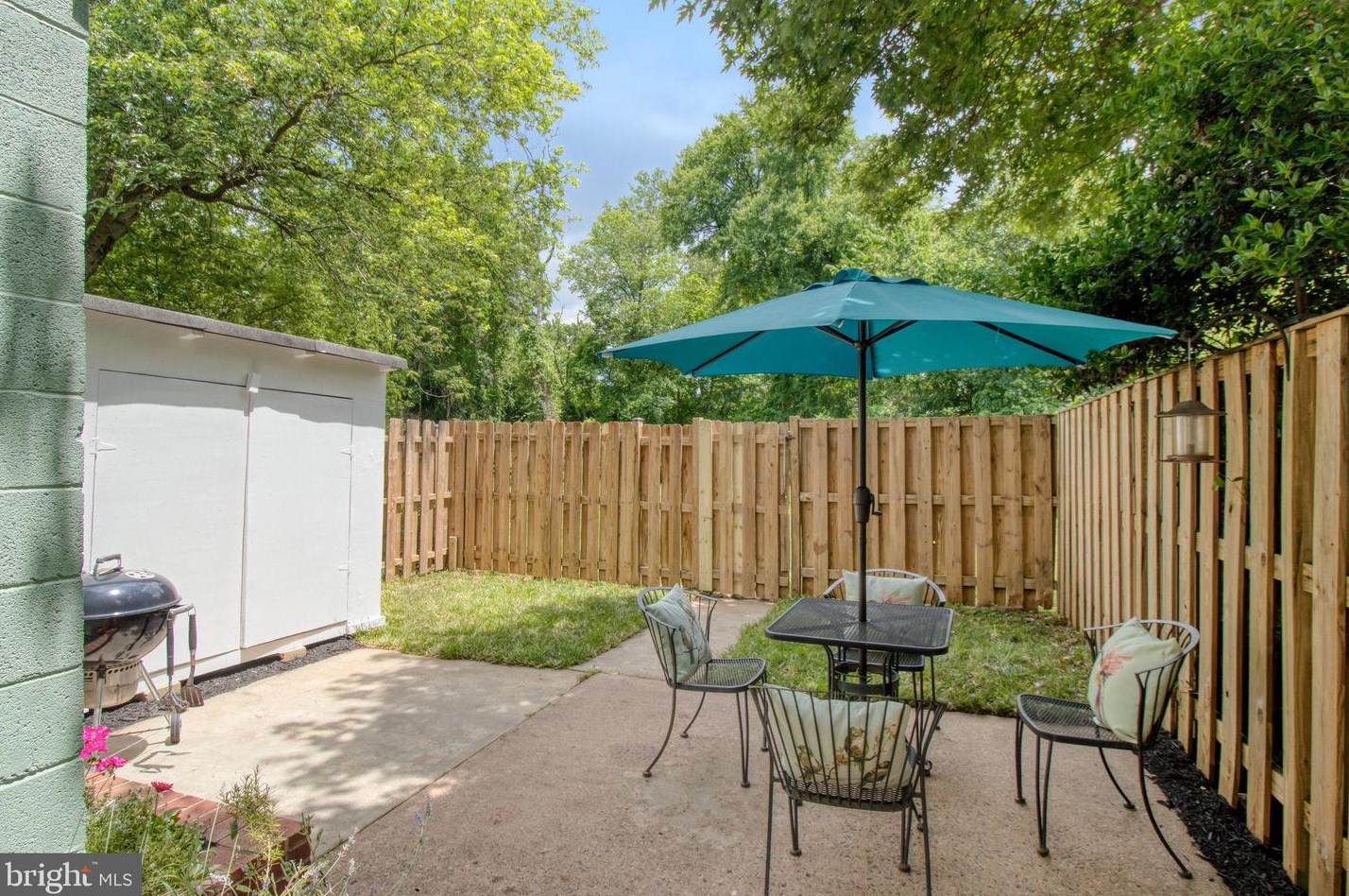 2821 Knollside Ln, Vienna VA 22180-7002 exterior