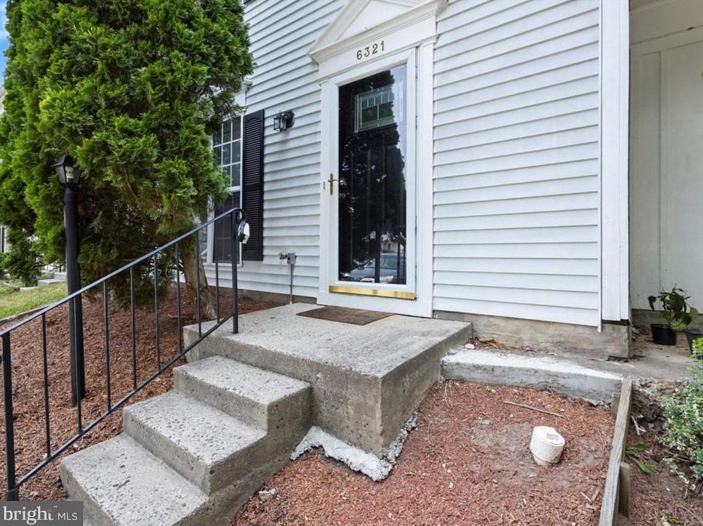 6321 Prince Way, Centreville VA  20120-1850 exterior