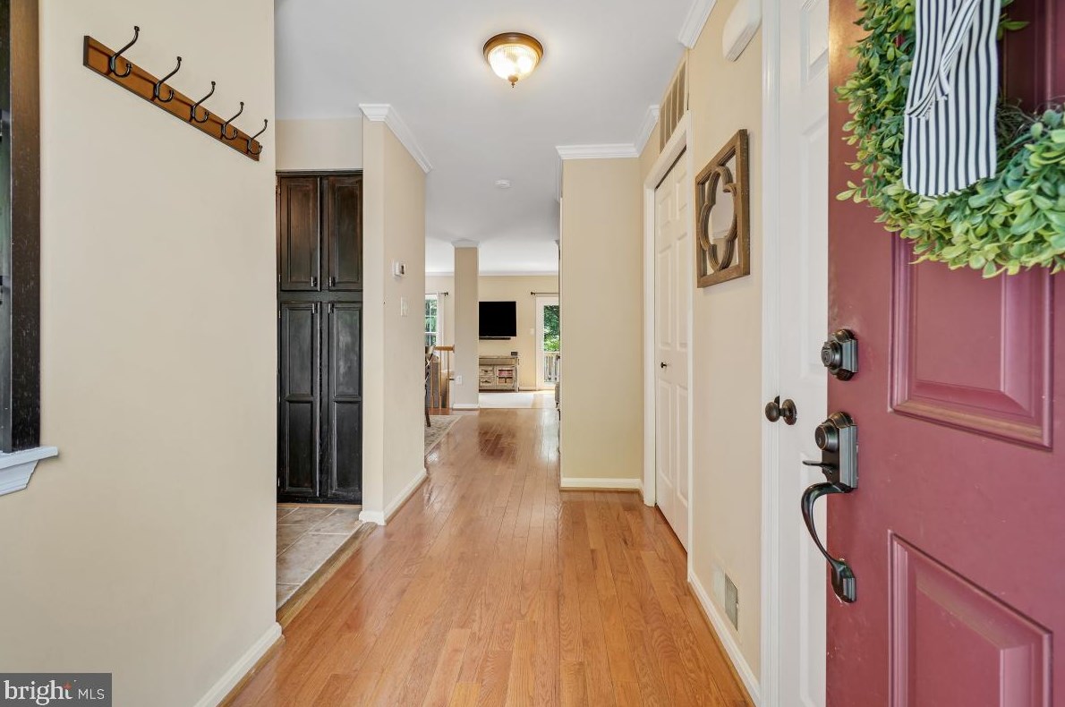 6001 Raina Dr, Centreville, VA 20120-3447
