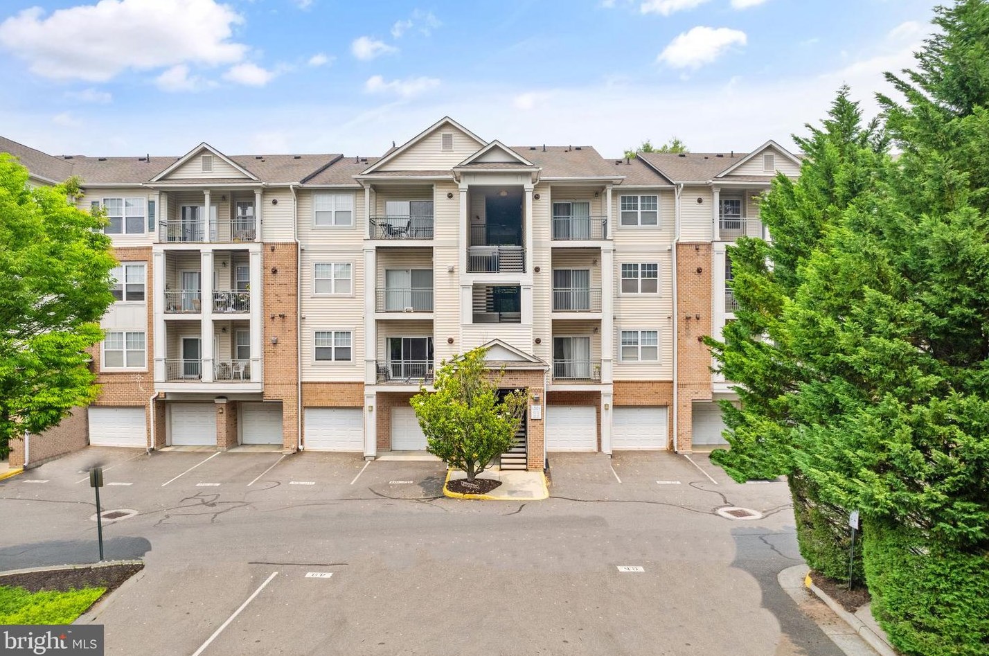 12124 Garden Ridge Ln, Fairfax, VA 22030-9025