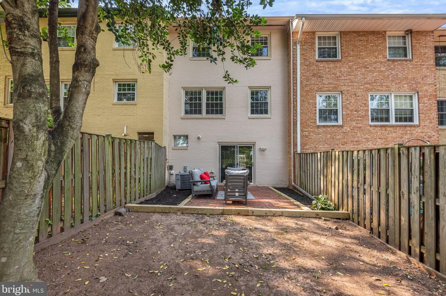 14813 Haymarket Ln, Centreville VA  20120-1834 exterior